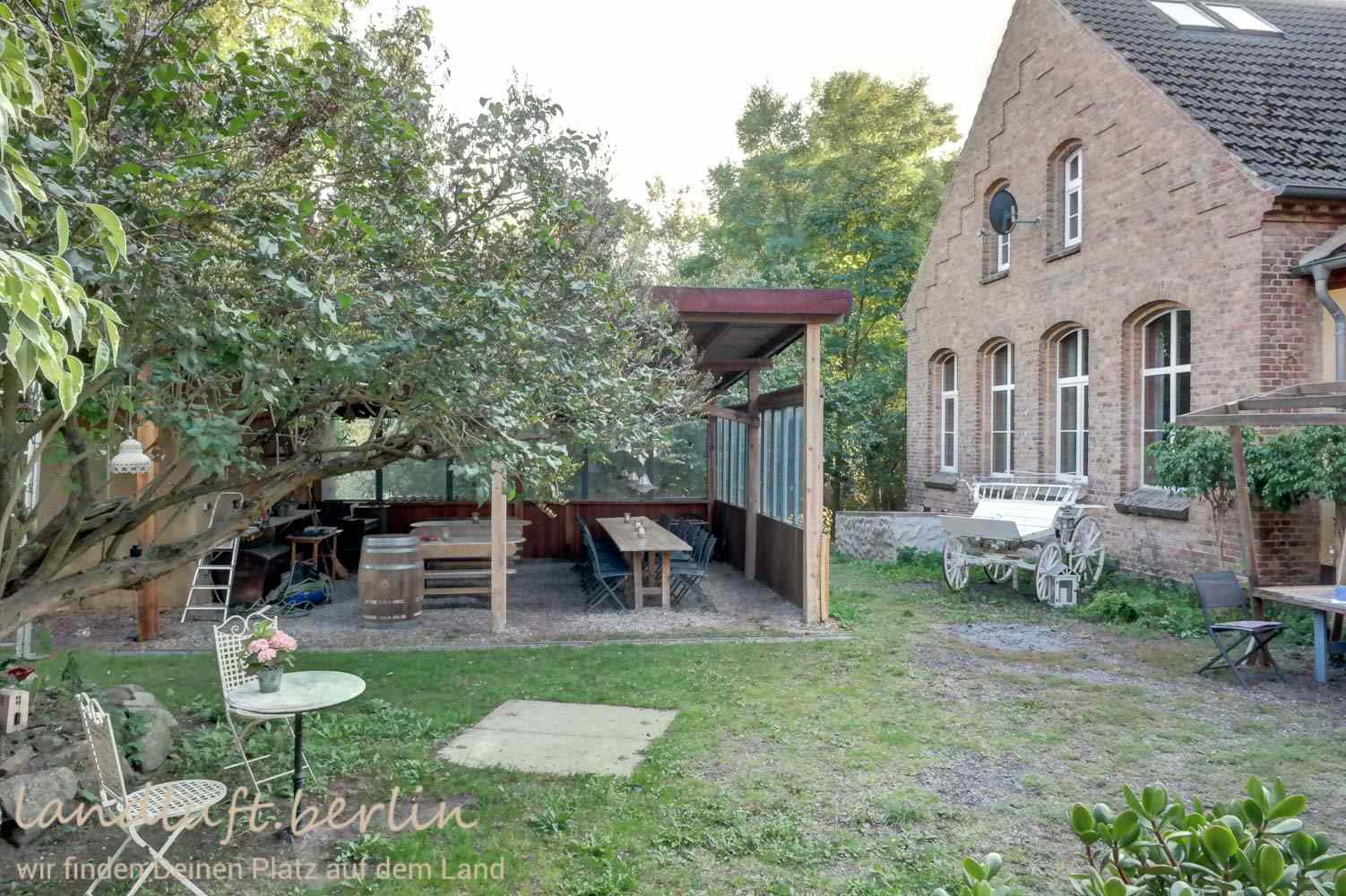 Innenhof mit großer überdachter Gästeterrasse • landluft.berlin