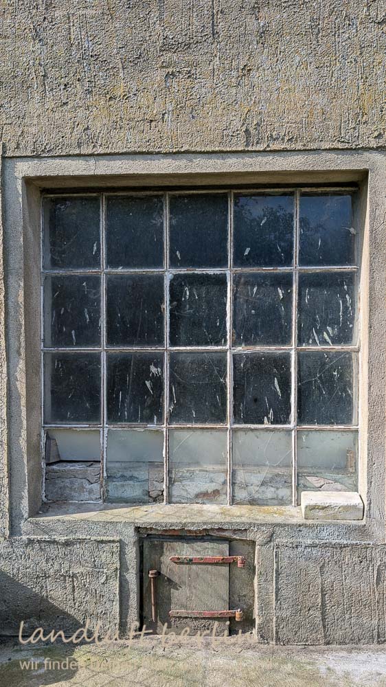 Altes Eisenfenster im Hühnerstall
