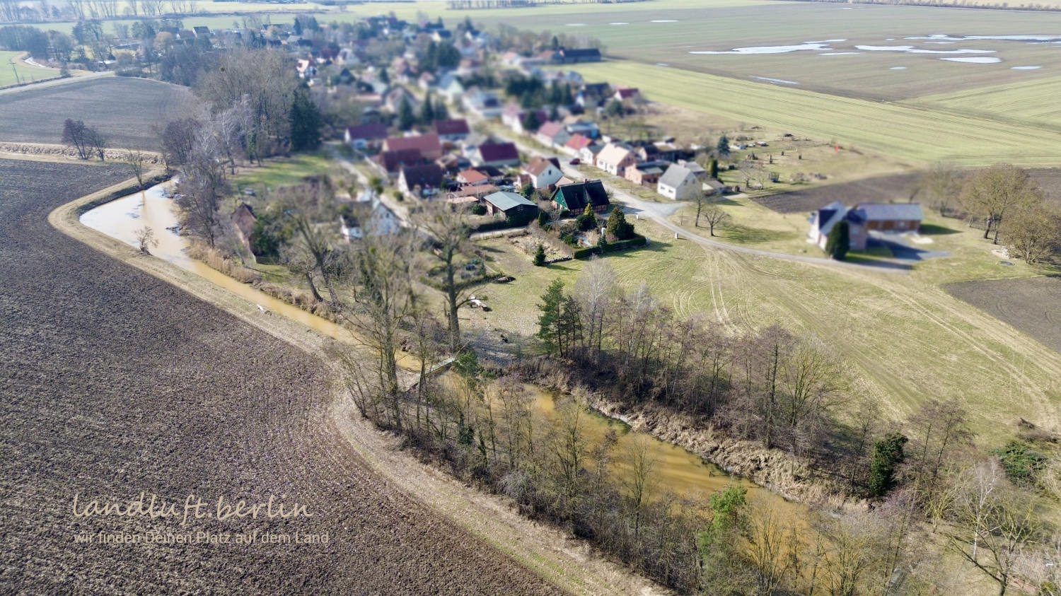 Wuschewier Anblick von Nordosten, Wohnhaus, Scheune und Gartenland mittig am Dorfrand
