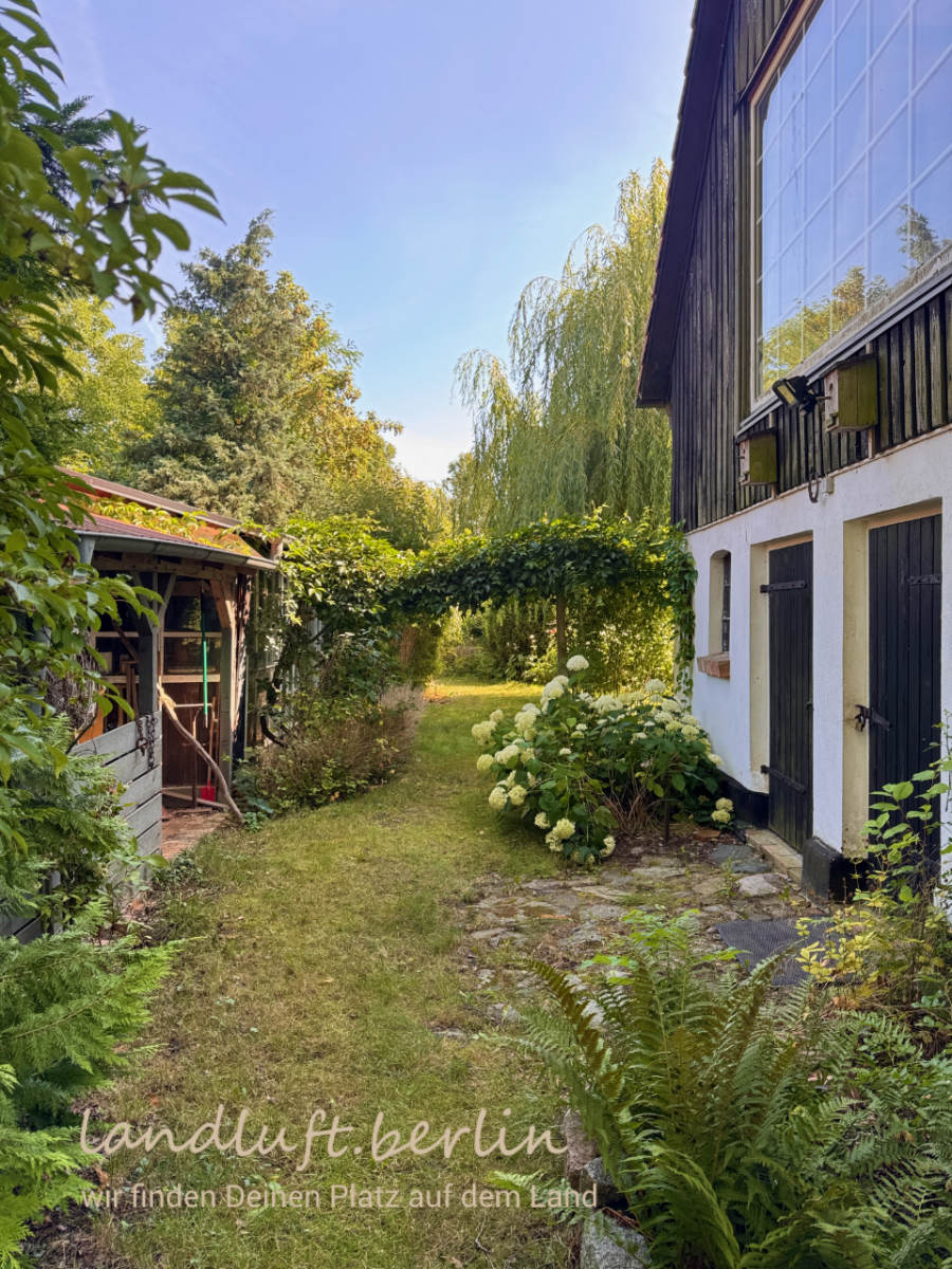 Atelier Eingang an der Nordwest-Seite, links Schuppen