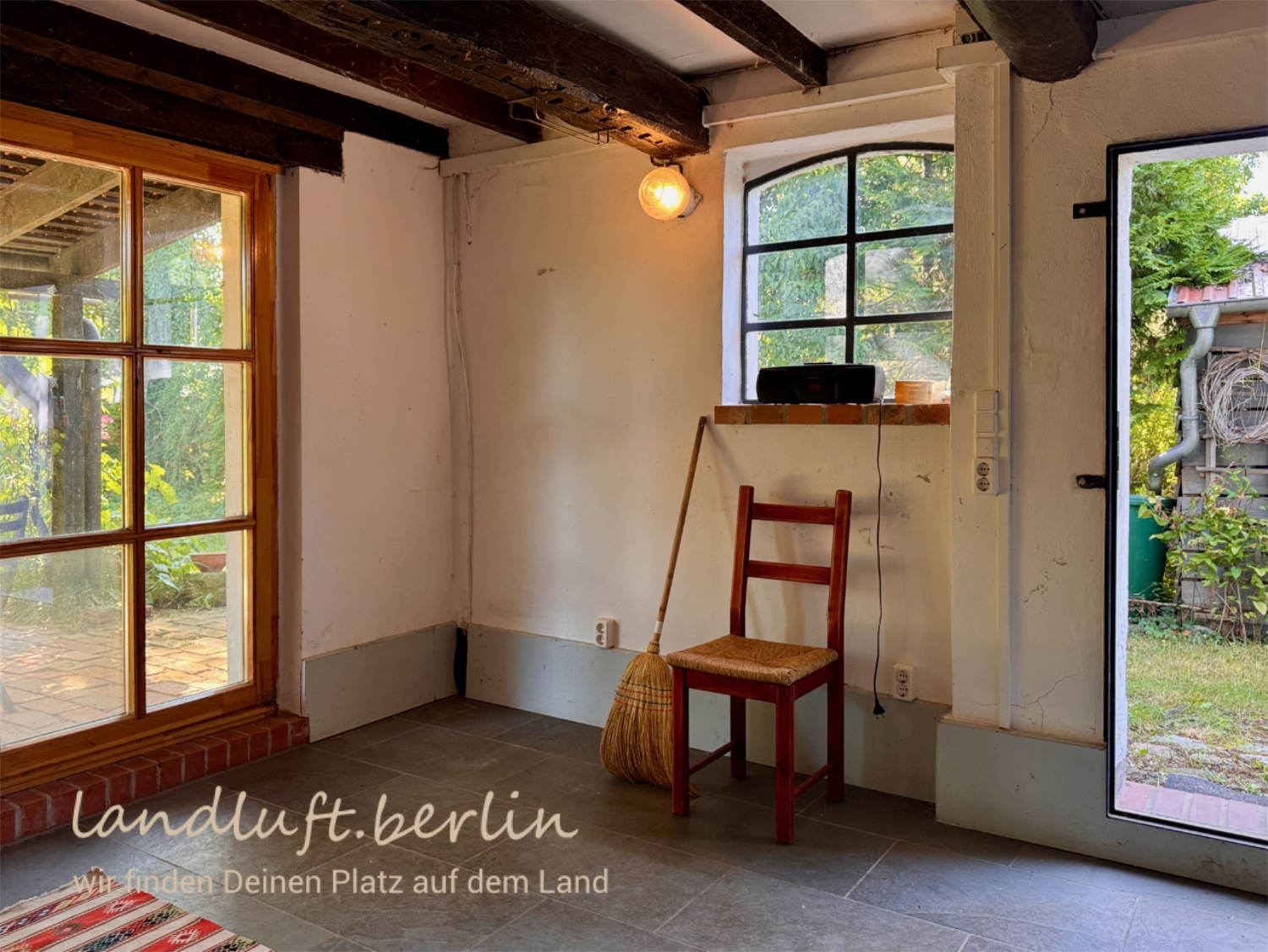 Atelier, rechts Eingang und links Terrassentür
