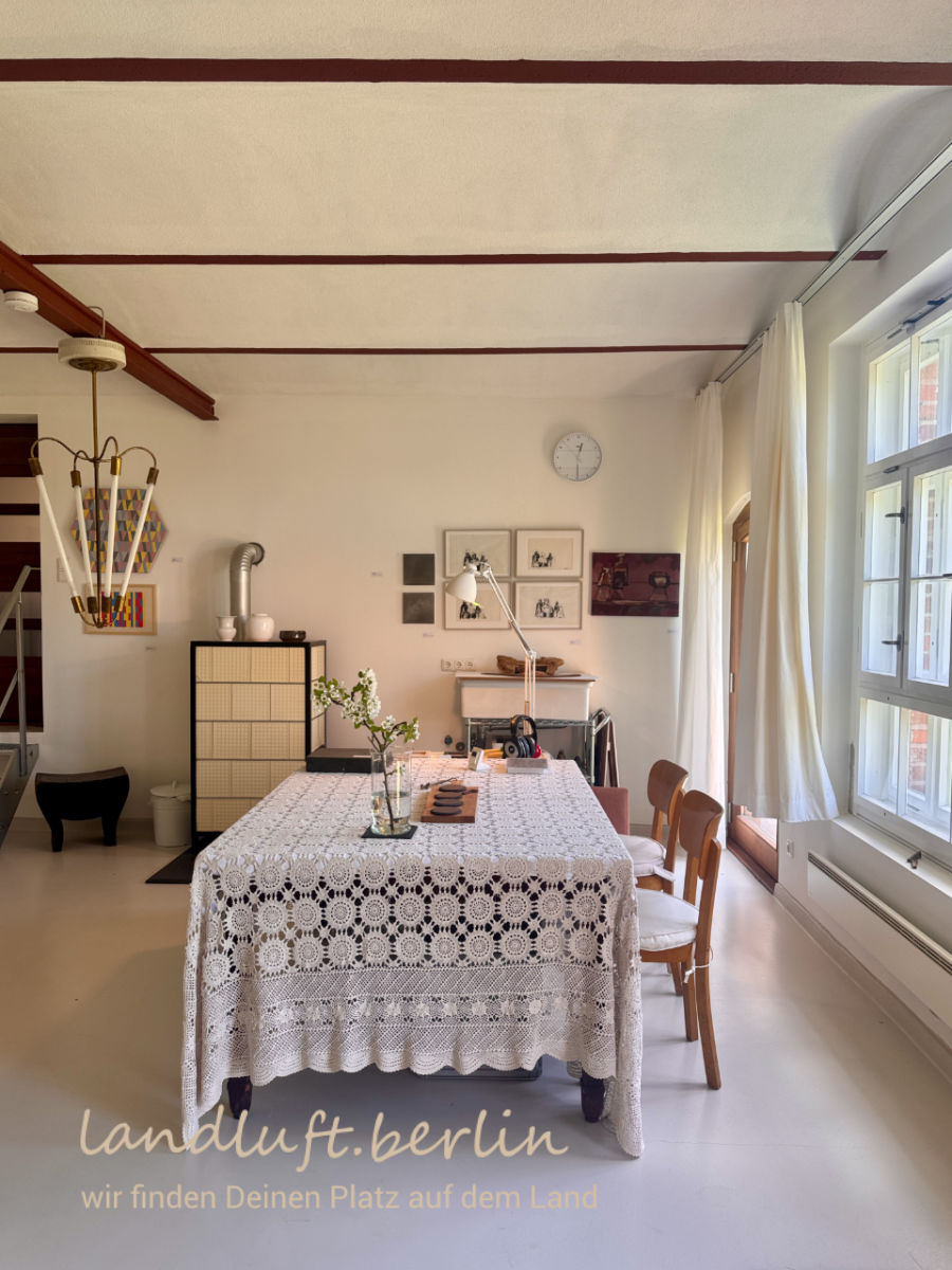Atelierraum mit Kamin im Oststall