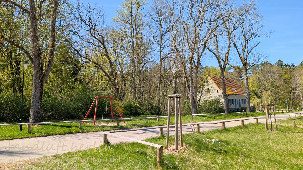 Aud der südlichen Seite der Dorfstraße ist das Haus mit einigem Abstand das lezte