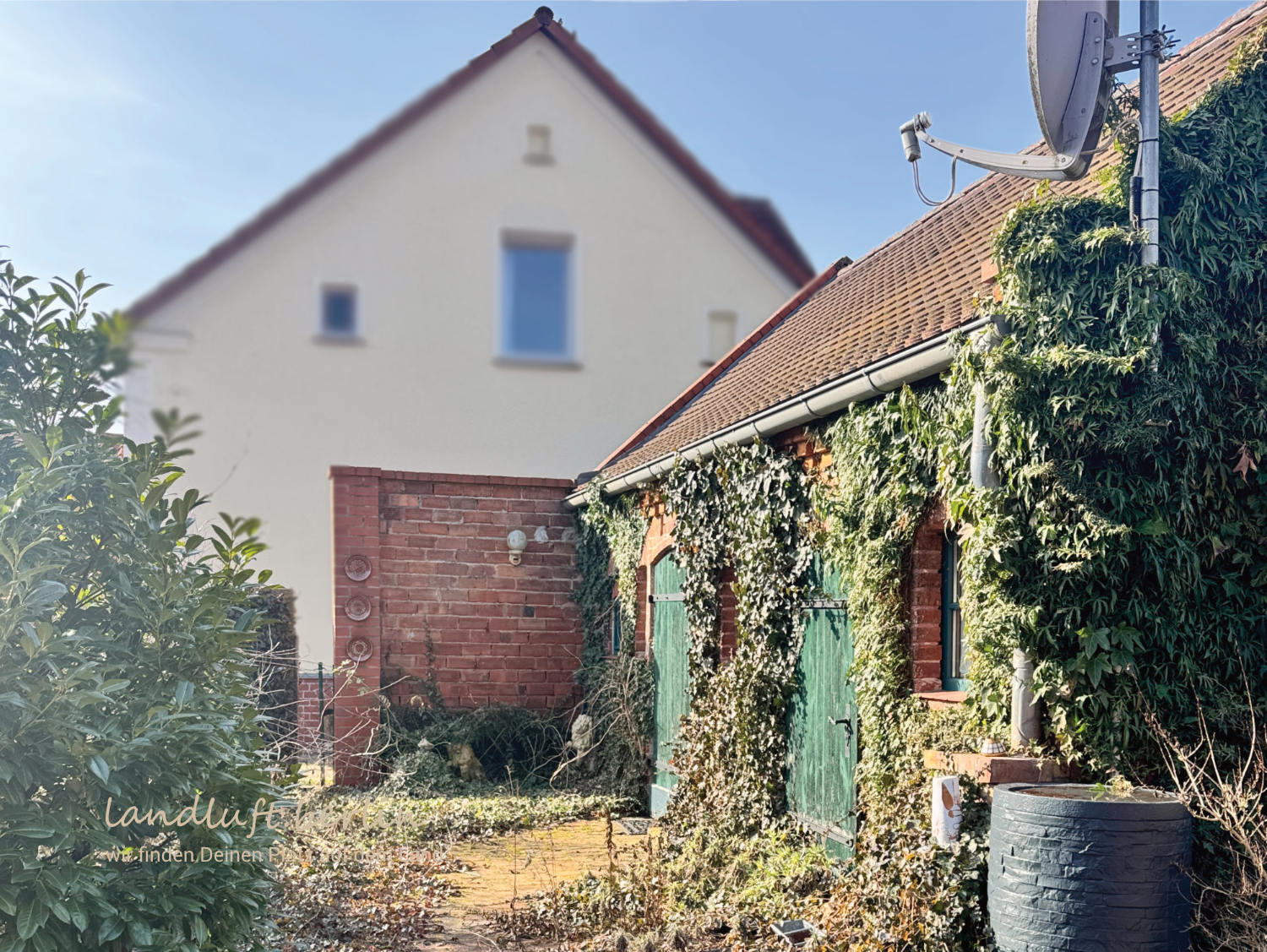 Ausgebautes Stallgebäude an der südwestlichen Grundstücksgrenze
