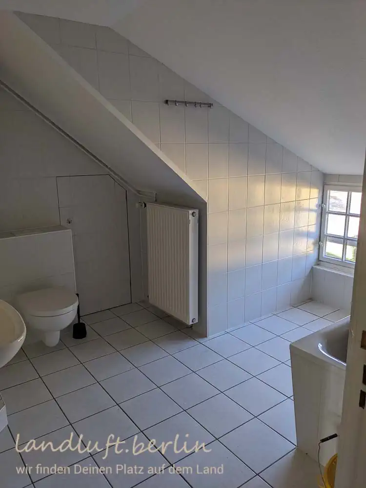 Bad im Obergeschoss mit WC und Badewanne