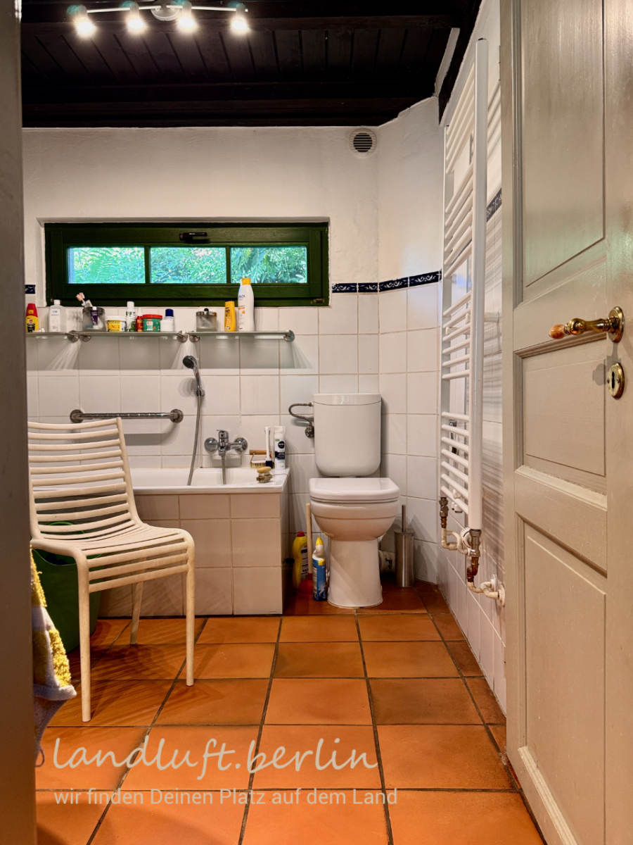 Bad mit Badewanne und Dusche