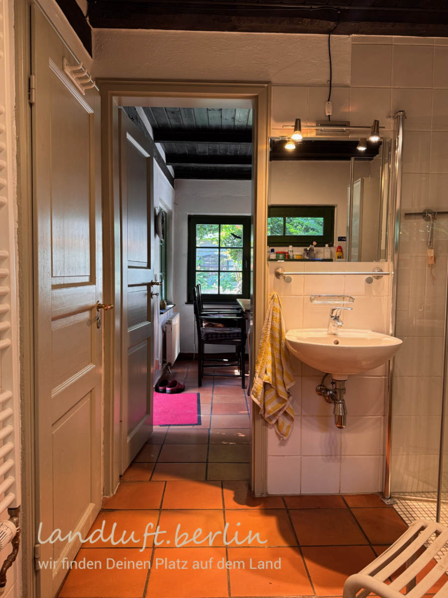 Badezimmer, links Tür zum Nebengelass