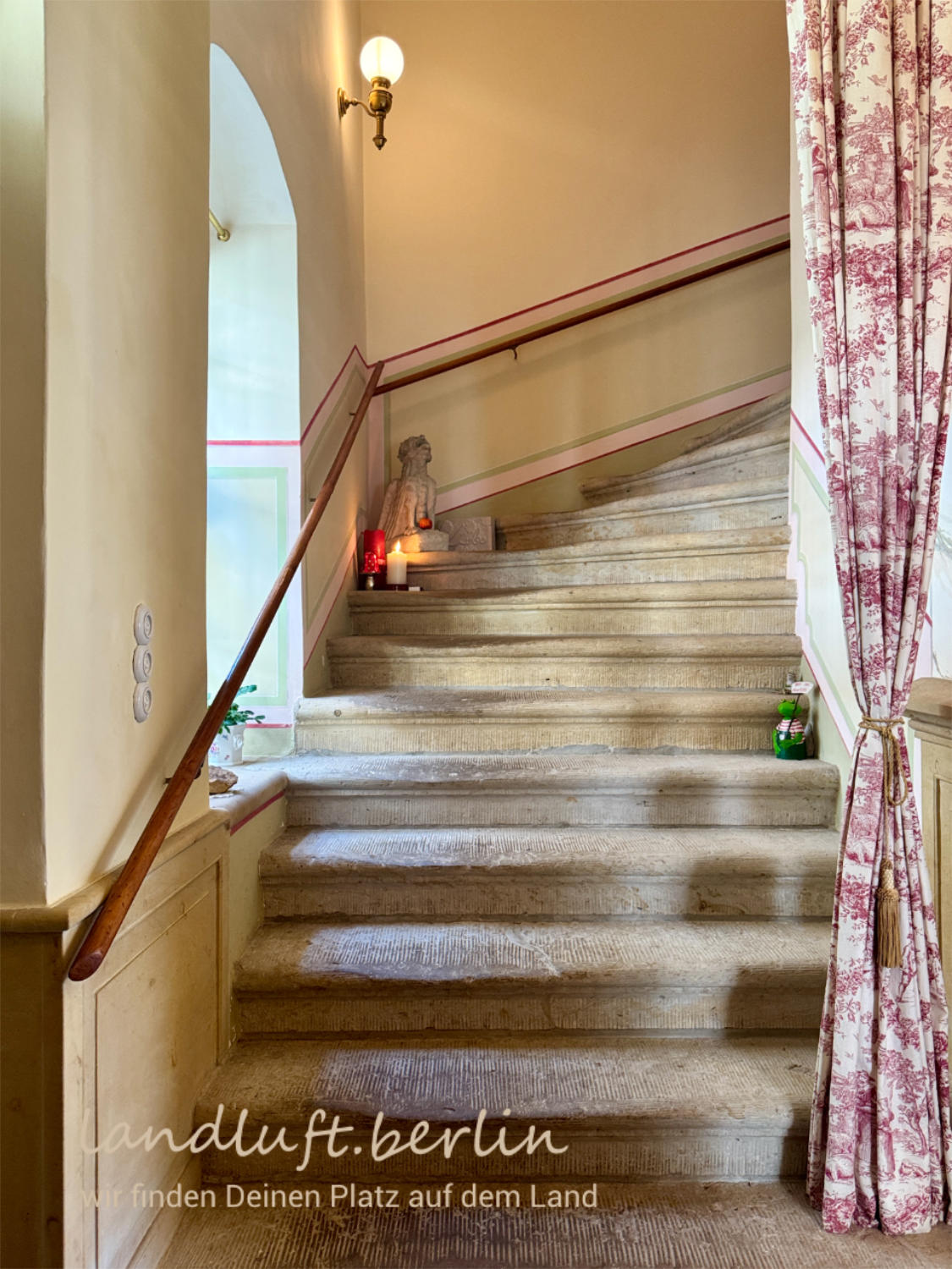 Bauzeitlich erhaltene Treppe Richtung 1.OG