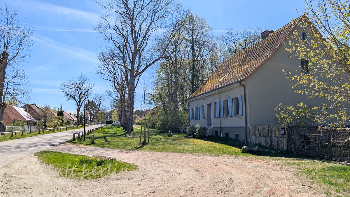 Blick die Dorfstraße entlang nach Südosten, rechts das Haus