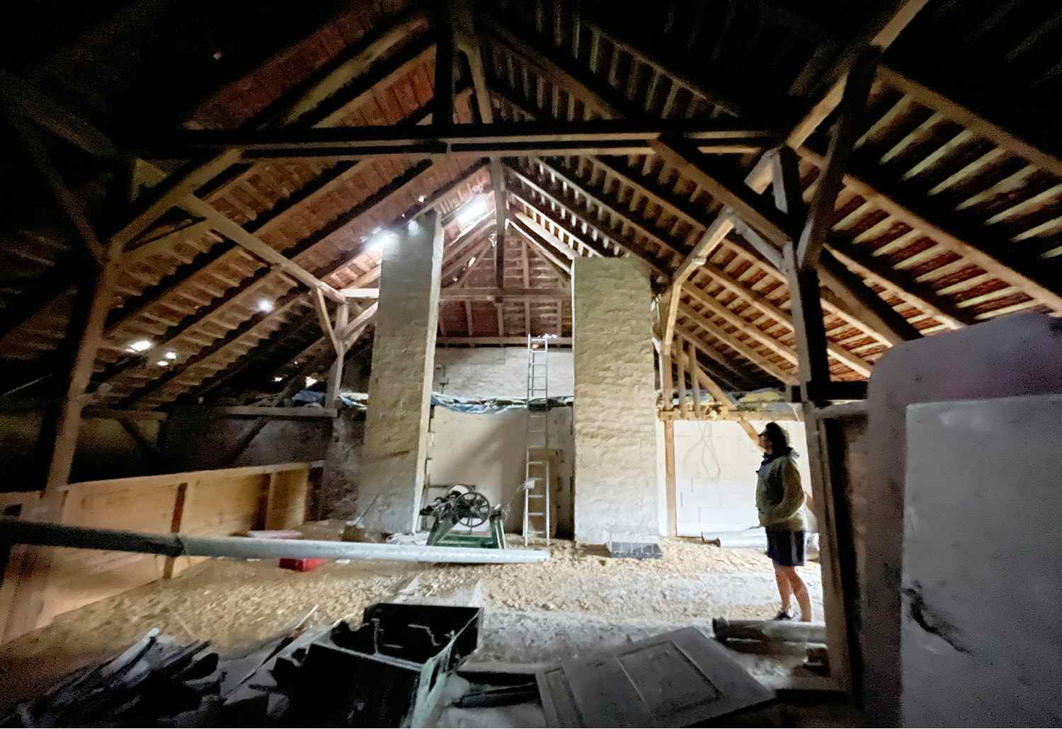 Blick in den Dachstuhl mit zwei Kaminzügen