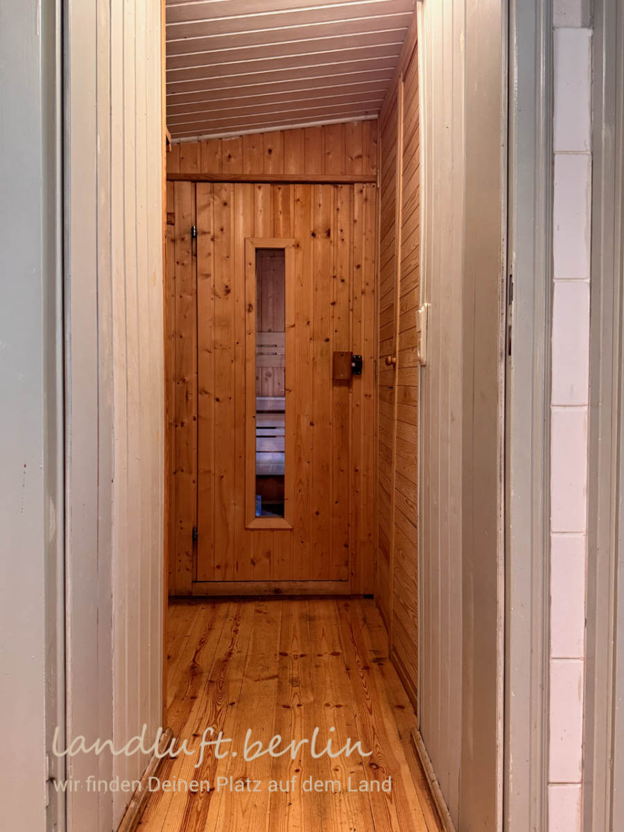 Blick vom Bad zur Sauna im Anbau