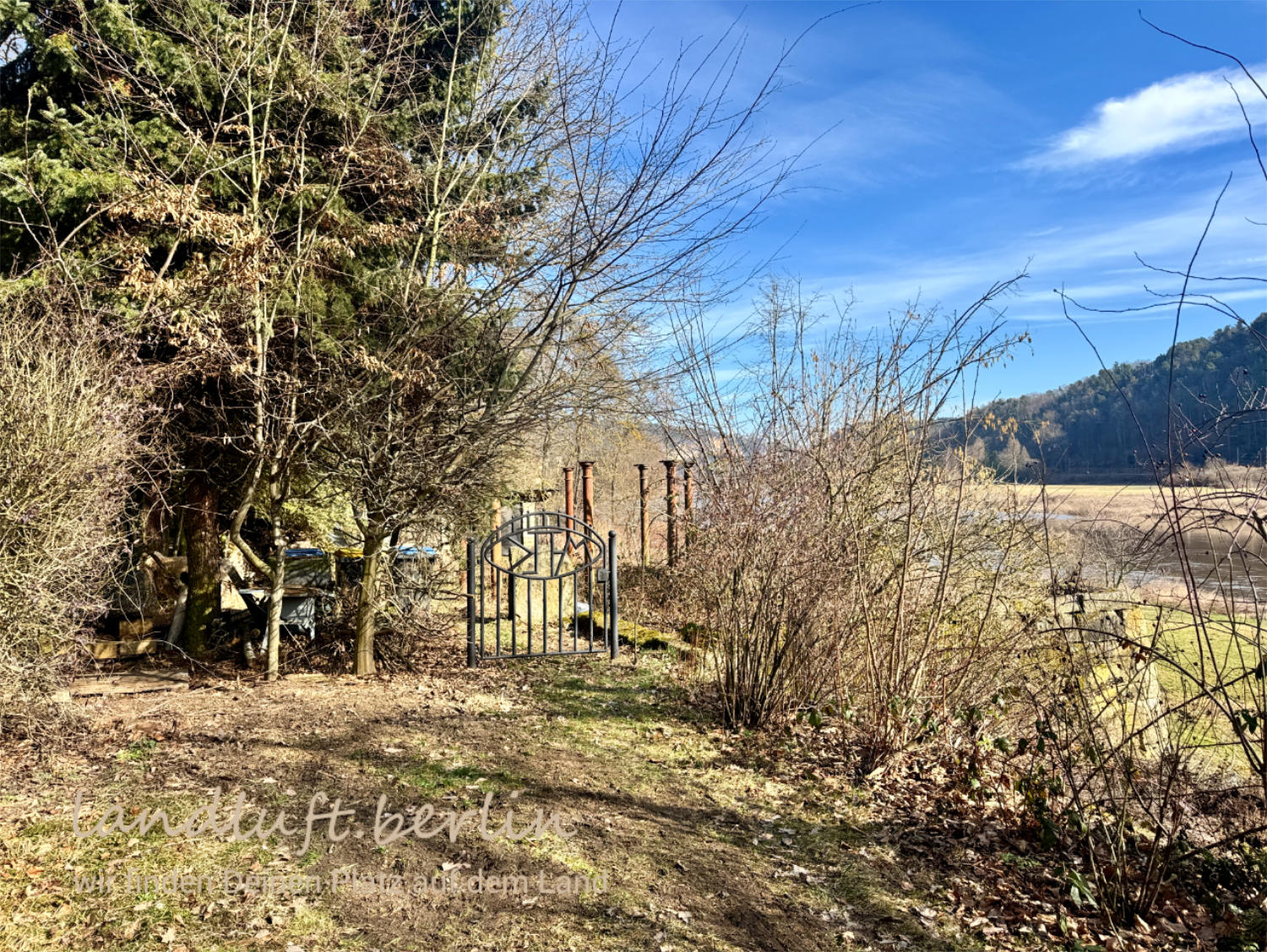 Blick vom Parkplatz in Richtung Nordosten, rechts Richtung Elbe liegt der terrassierte Grundstücksbereich