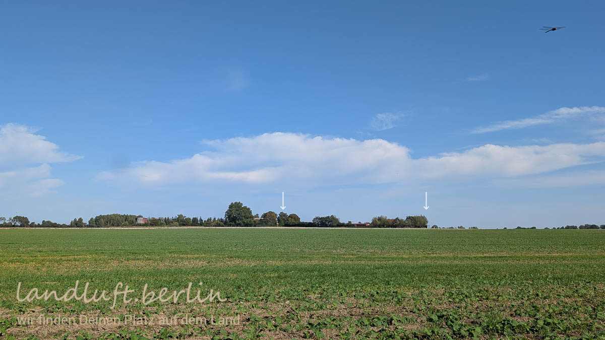 Blick von Südwesten über die Felder mit den ungefähren Ausmaßen des Grundstücks. Links erkennt man das Gebäude der alten Windmühle
