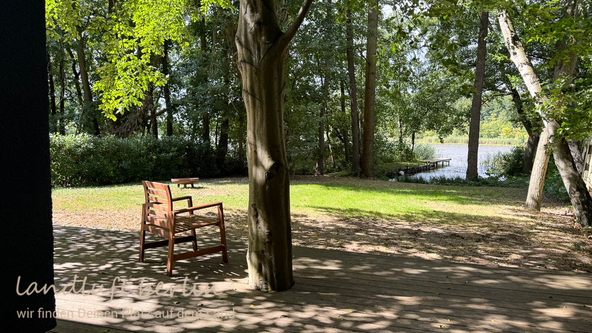 Blick von der Terrasse zum See im Sommer