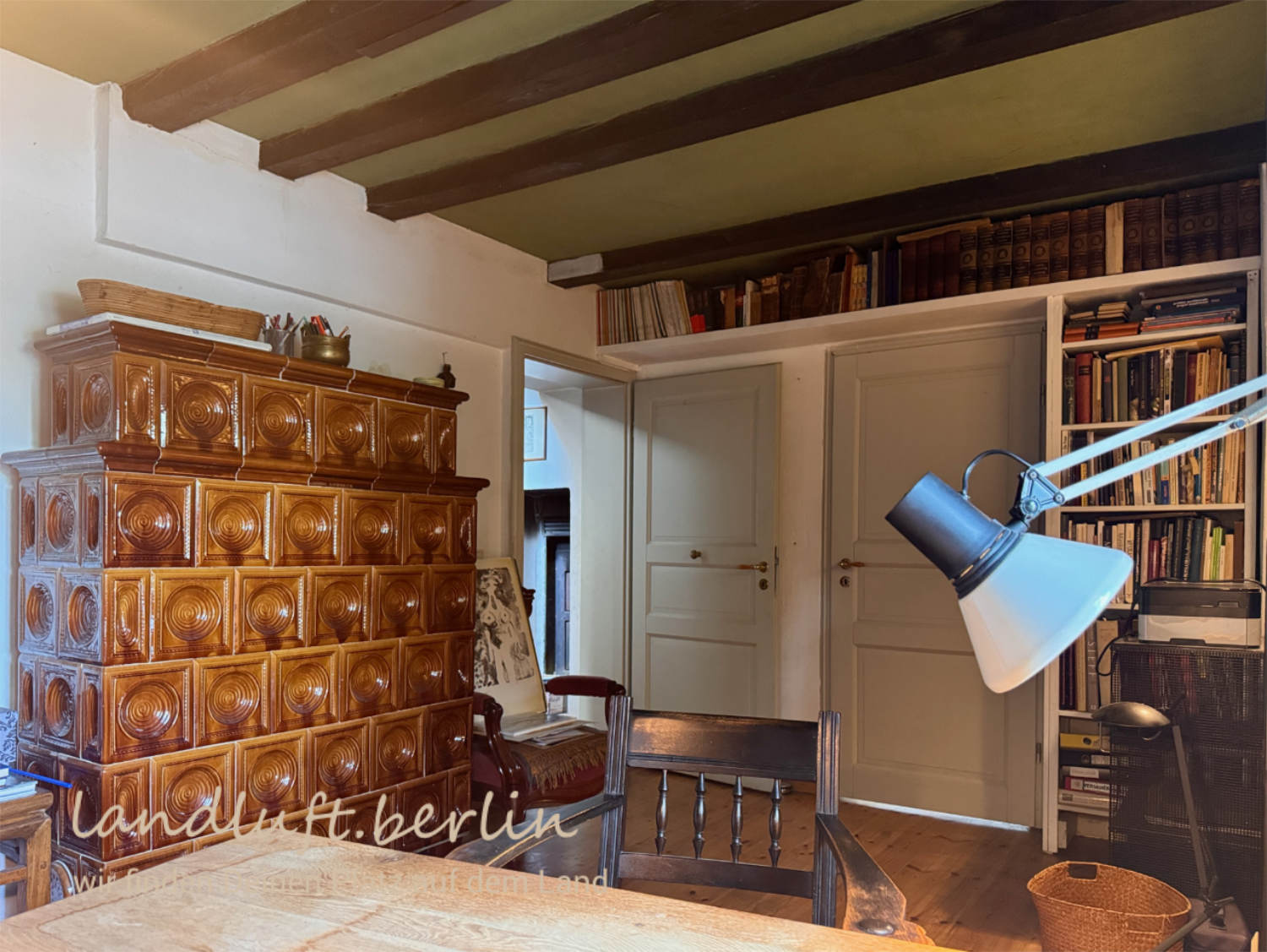 Büro, rechts Tür zum Zimmer an der Straßenseite, links Tür zur Küche