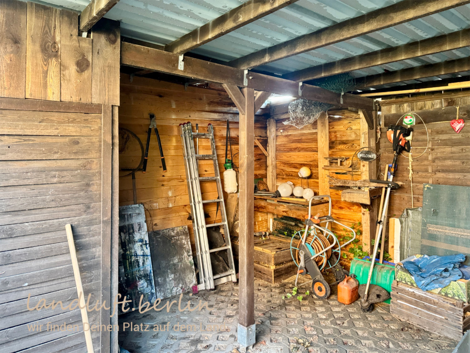 Carport an der südwestlichen Grundstücksgrenze