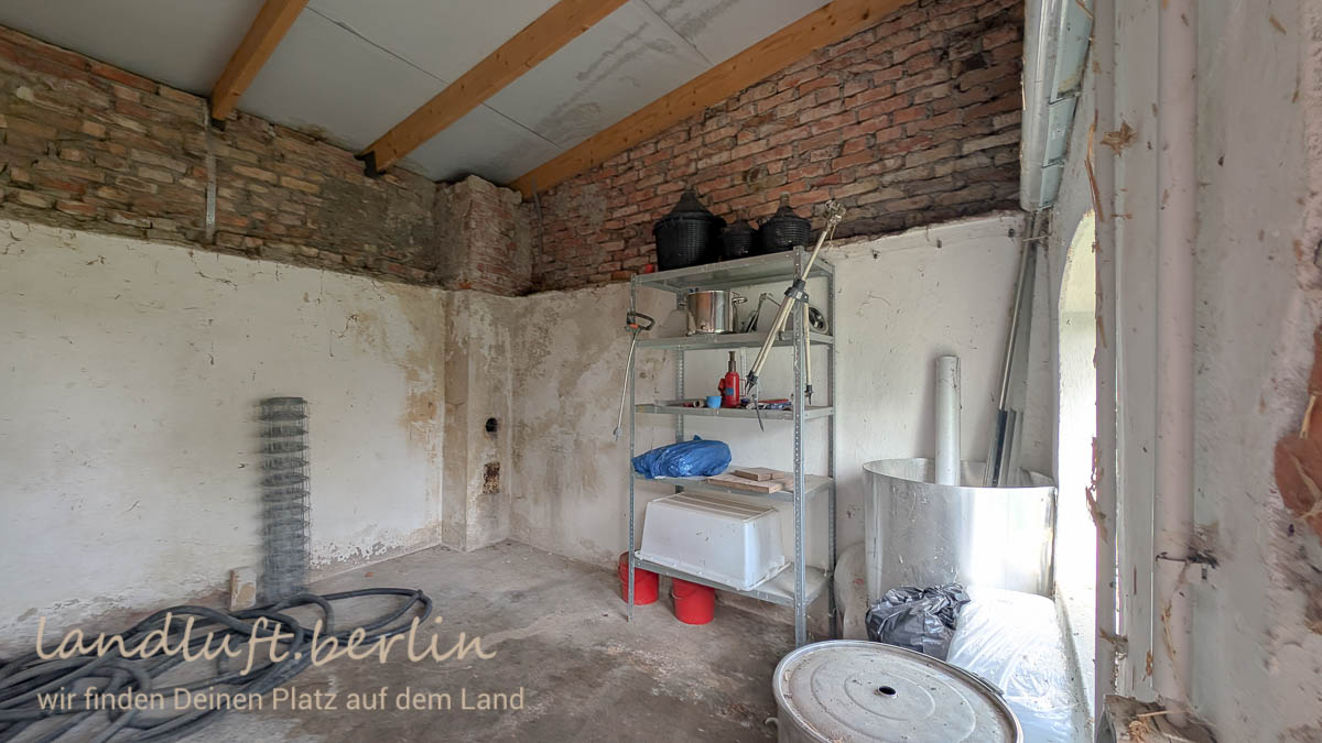 Das Stall- und Werkstattgebäude hat ein neues Dach bekommen.