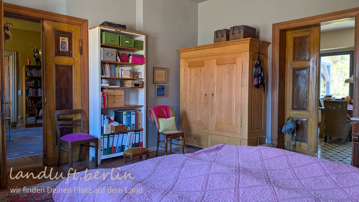 Das nordwestliche Schlafzimmer im EG. Türen zum Wohnzimmer und zur Küche.