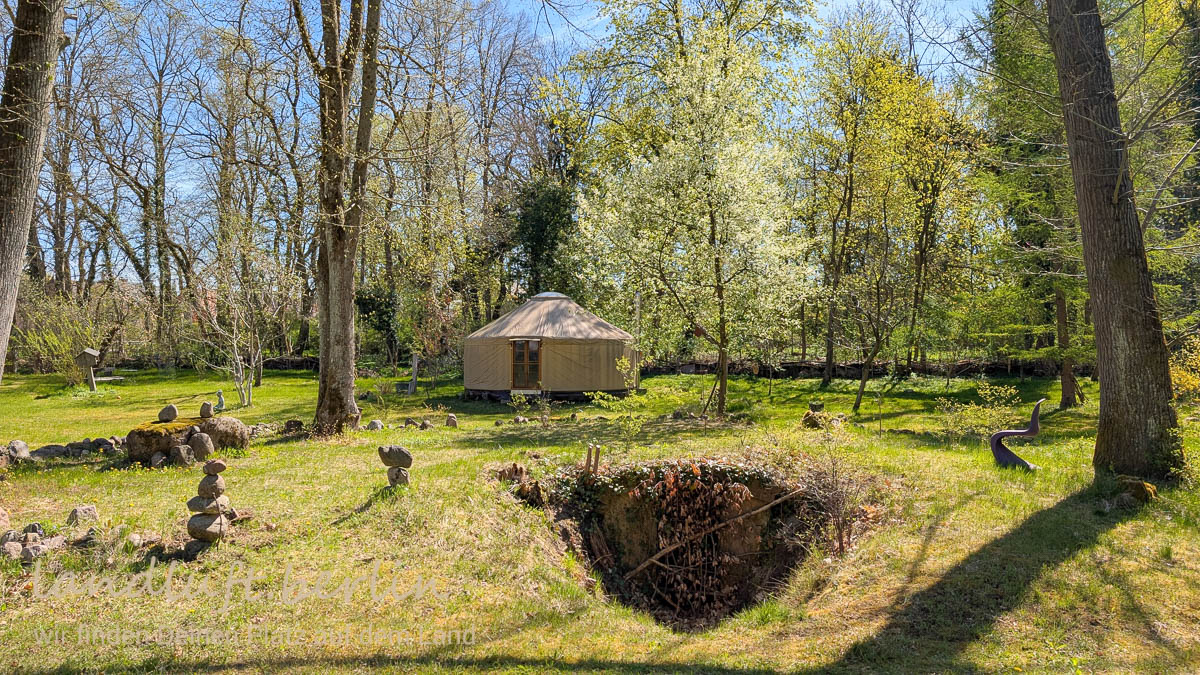 Der Eingang zum Eiskeller und die Jurte im Frühling