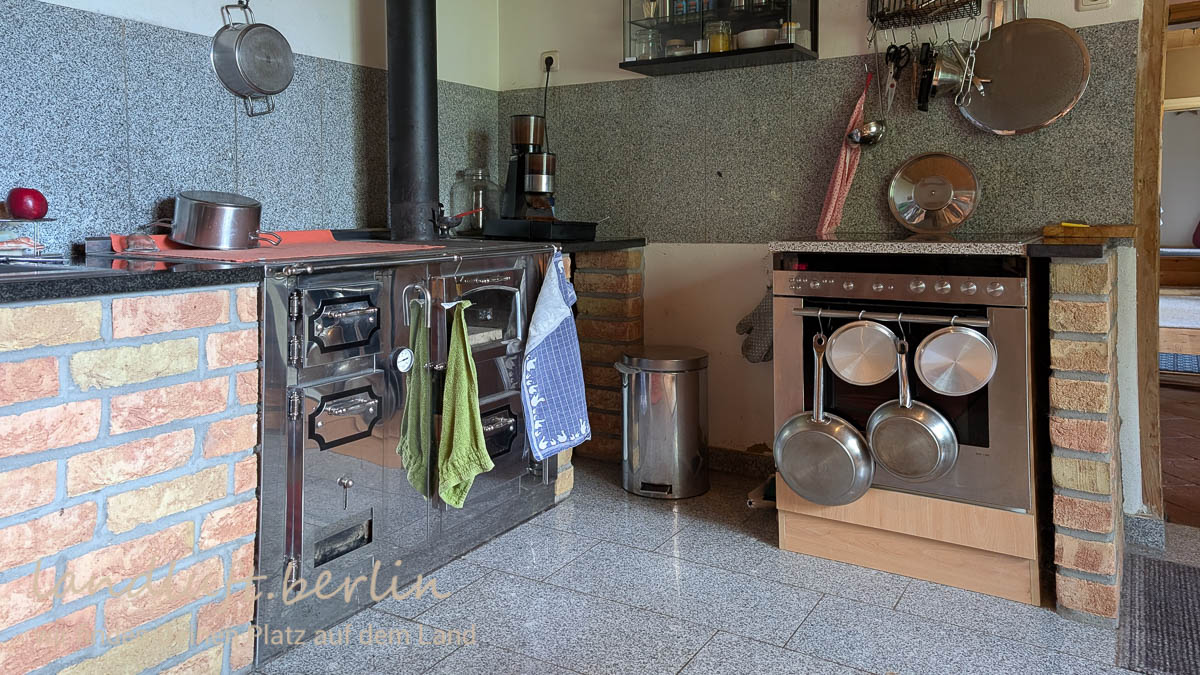 Der Herd rechts produziert die Wärme für die Zentralheizung