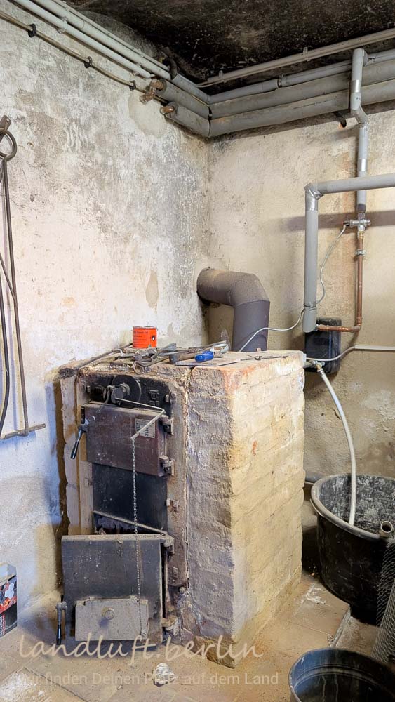 Der alte Ofen ist noch in Betrieb und speist seine Wärme über einen großen Pufferspeicher in die Zentralheizung.