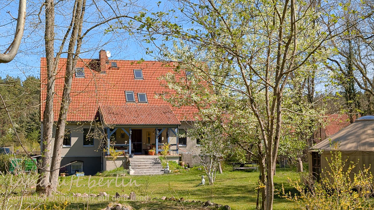 Die Gartenseite mit Veranda nach Südwesten, rechts die Jurte