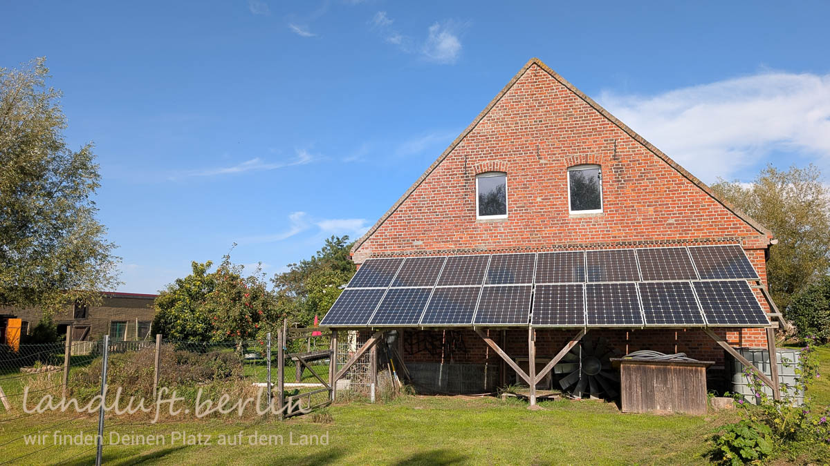 Die PV-Anlage vor dem Südgiebel