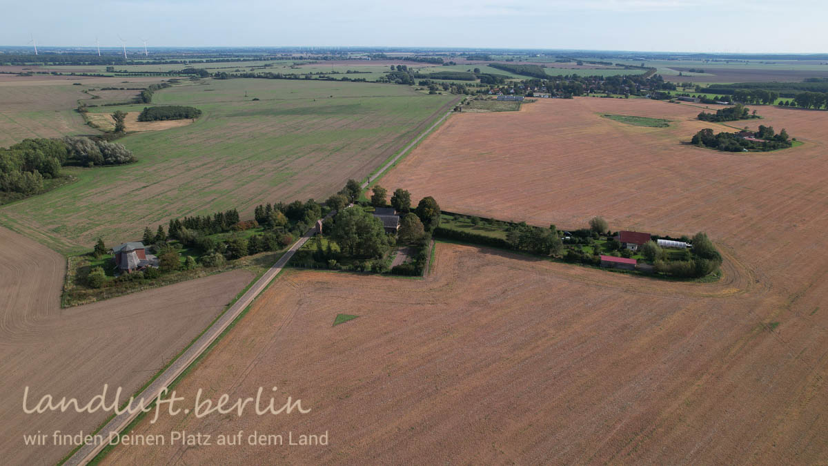 Die drei Grundstücke nach Osten, rechts das Verkaufsgrundstück, im Hintergrund der Ort