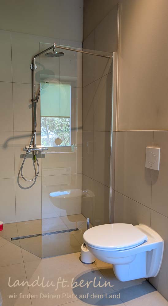 Dusche im gartenseitigen Bad im EG