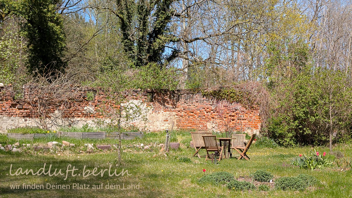 Ein durch alte Mauerreste geschützter warmer und sonniger Platz