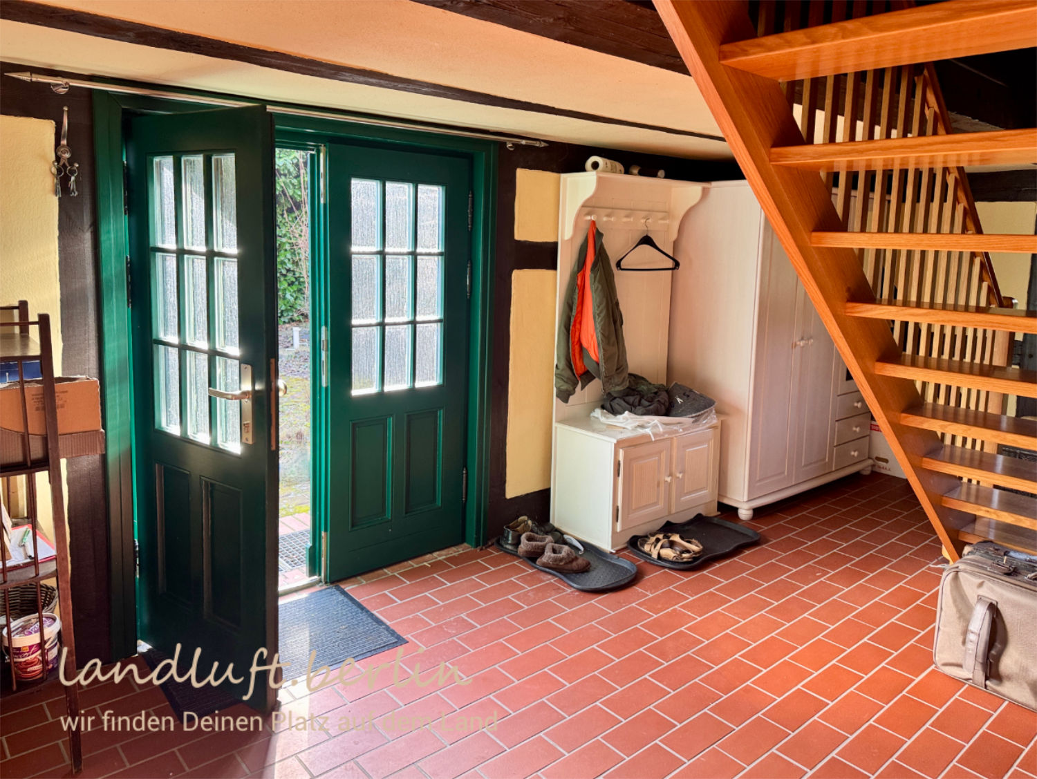 Eingangsbereich (vom Hof kommend) mit Treppe zum Dachgeschoss
