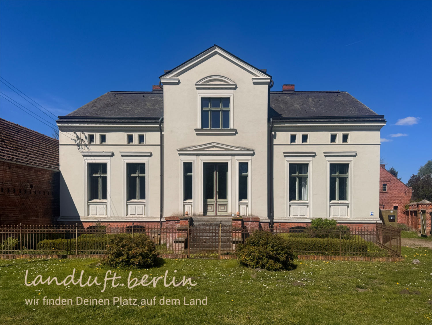 Fassade und Vorgarten zur Dorfmitte