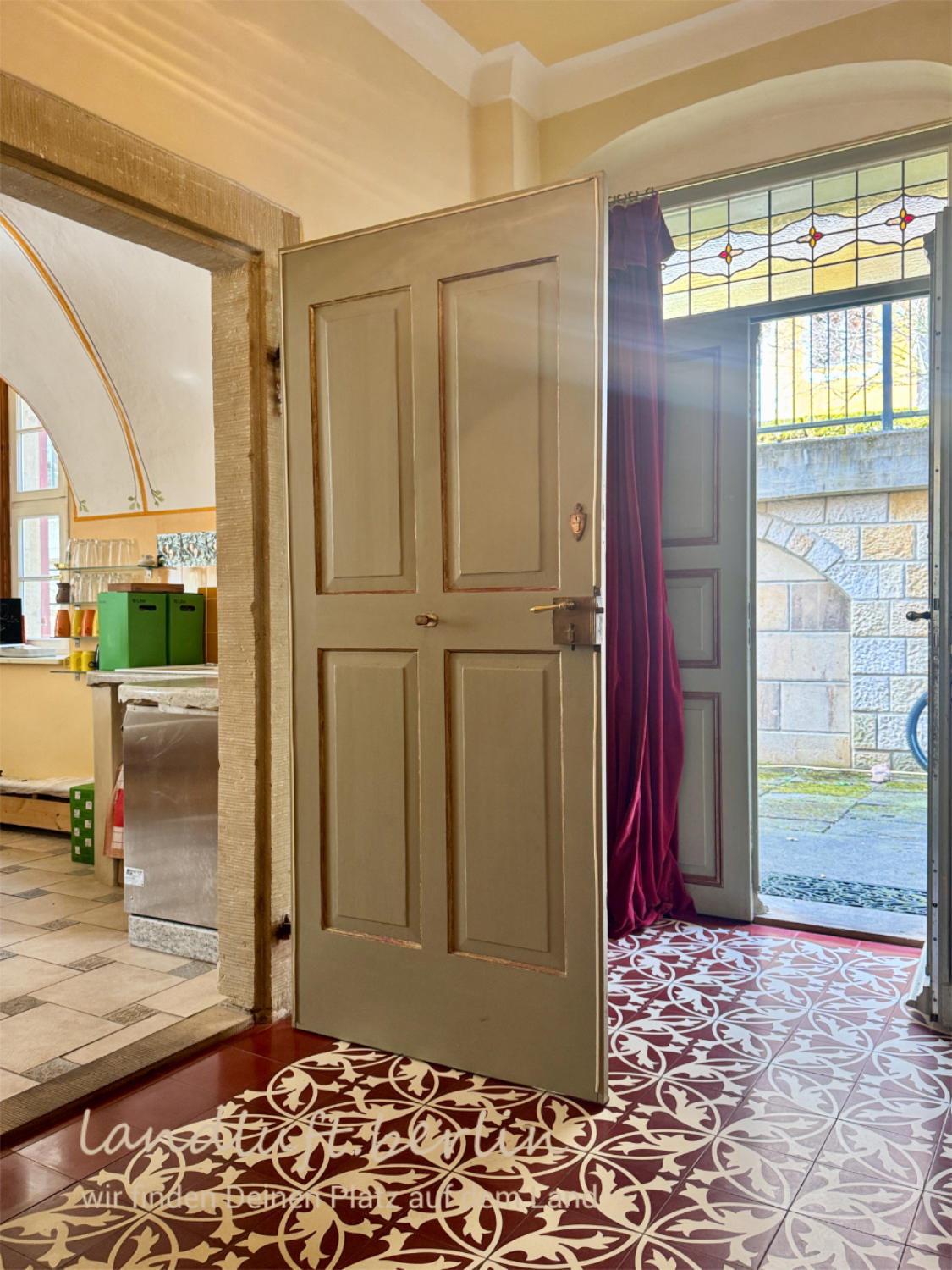 Flur im EG mit Blick Richtung Straße und Frühstücksraum