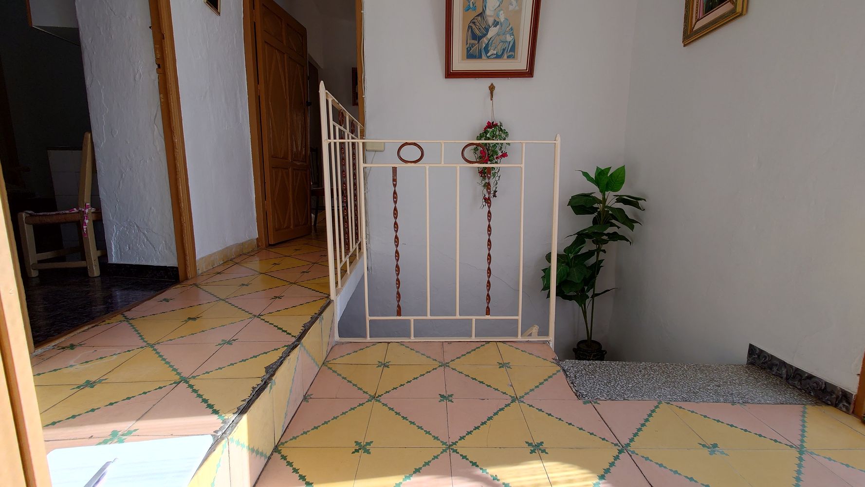 Flur mit Blick auf die Treppe