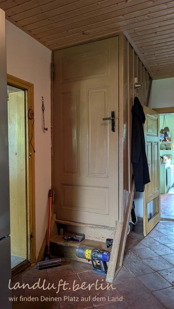 Flur mit Treppe nach oben, links die Küche, rechts das Bad