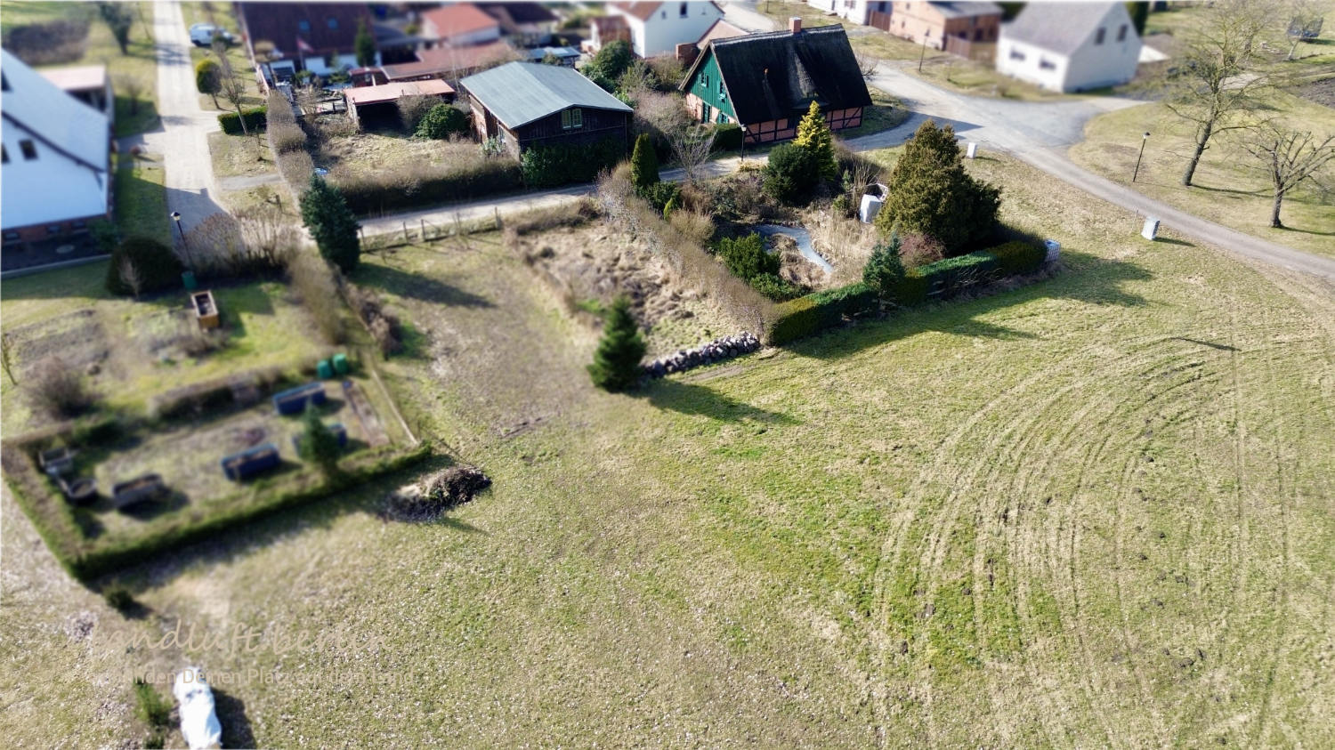 Anblick Wohnhaus, Scheune und Gartenland von Nordosten
