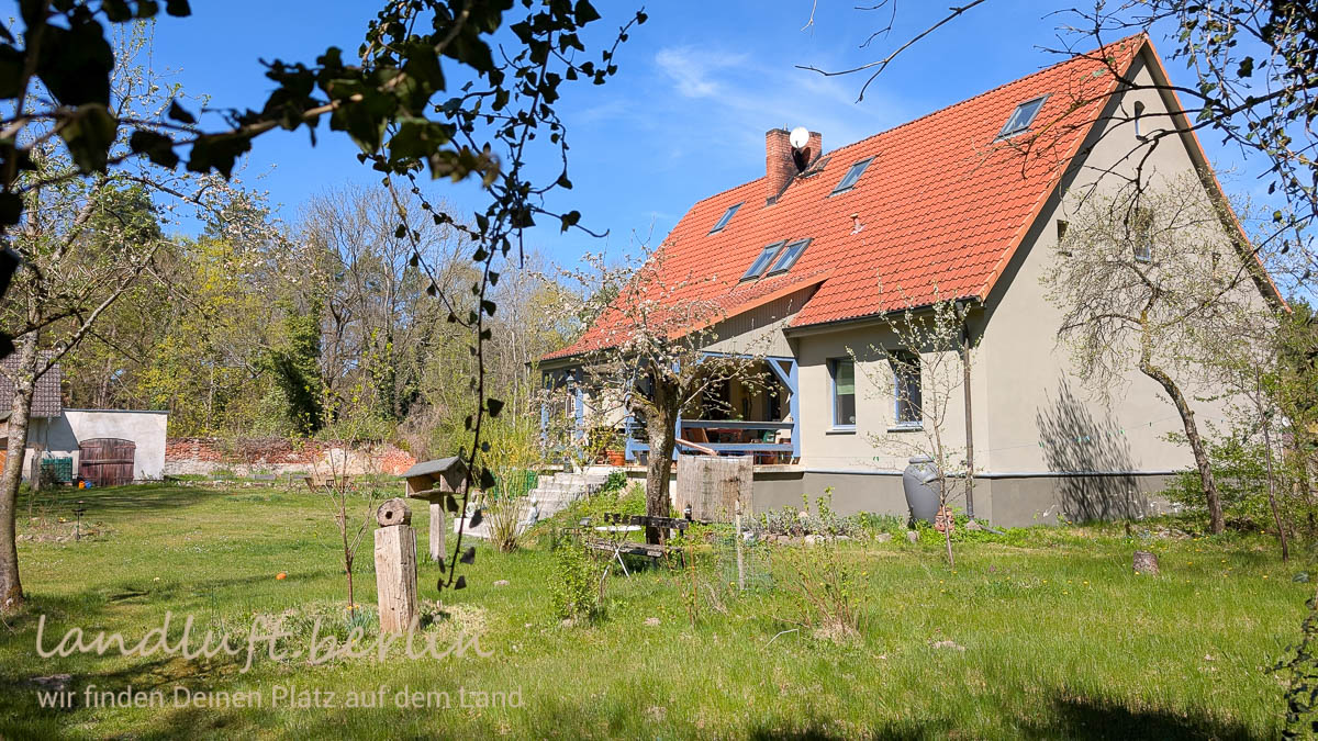 Gartenseite, rechts Wirtschaftsgebäude und Garage