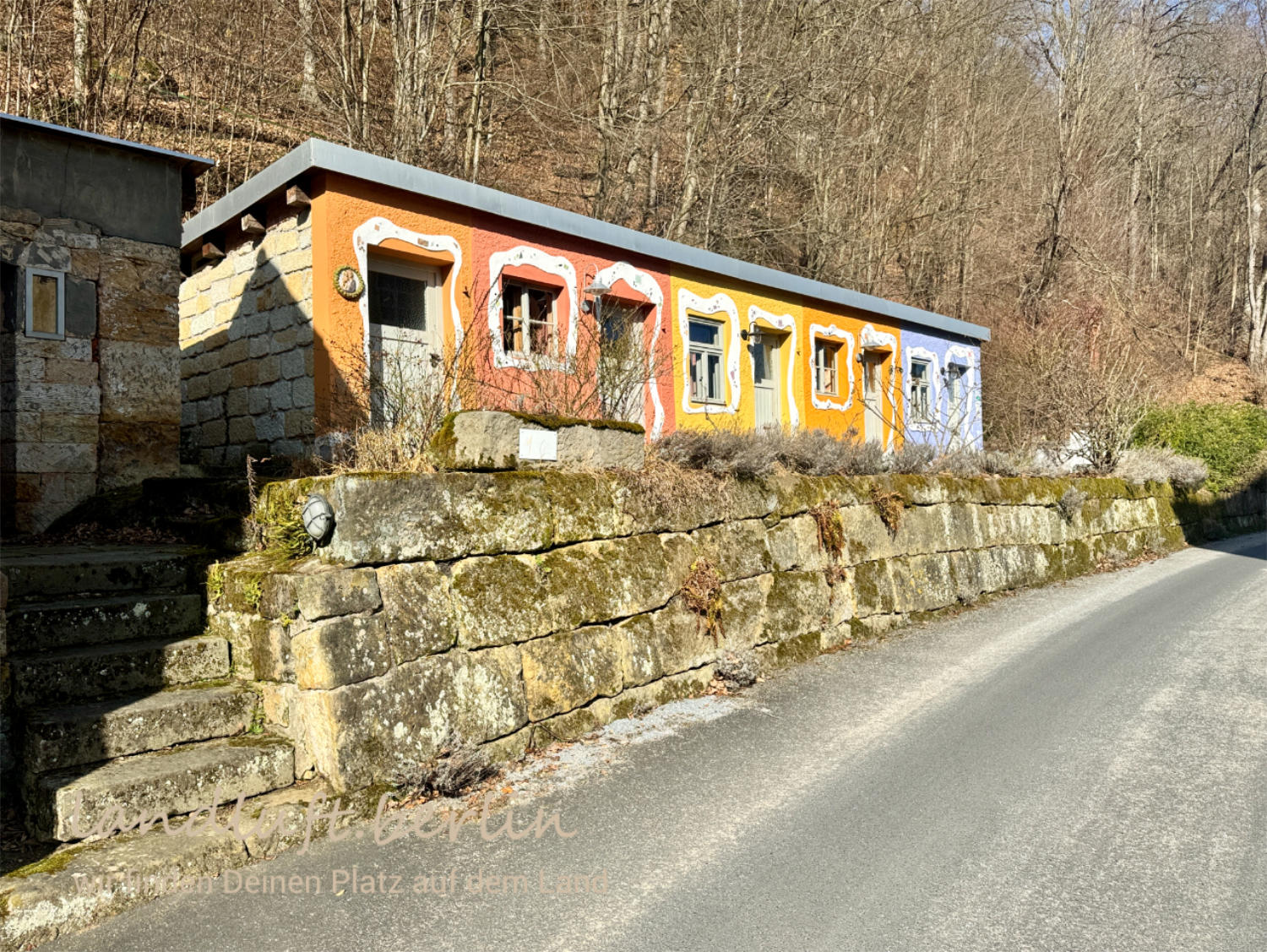 Gebäude mit drei Doppelzimmern am Elbhang, gegenüber vom Wohnhaus