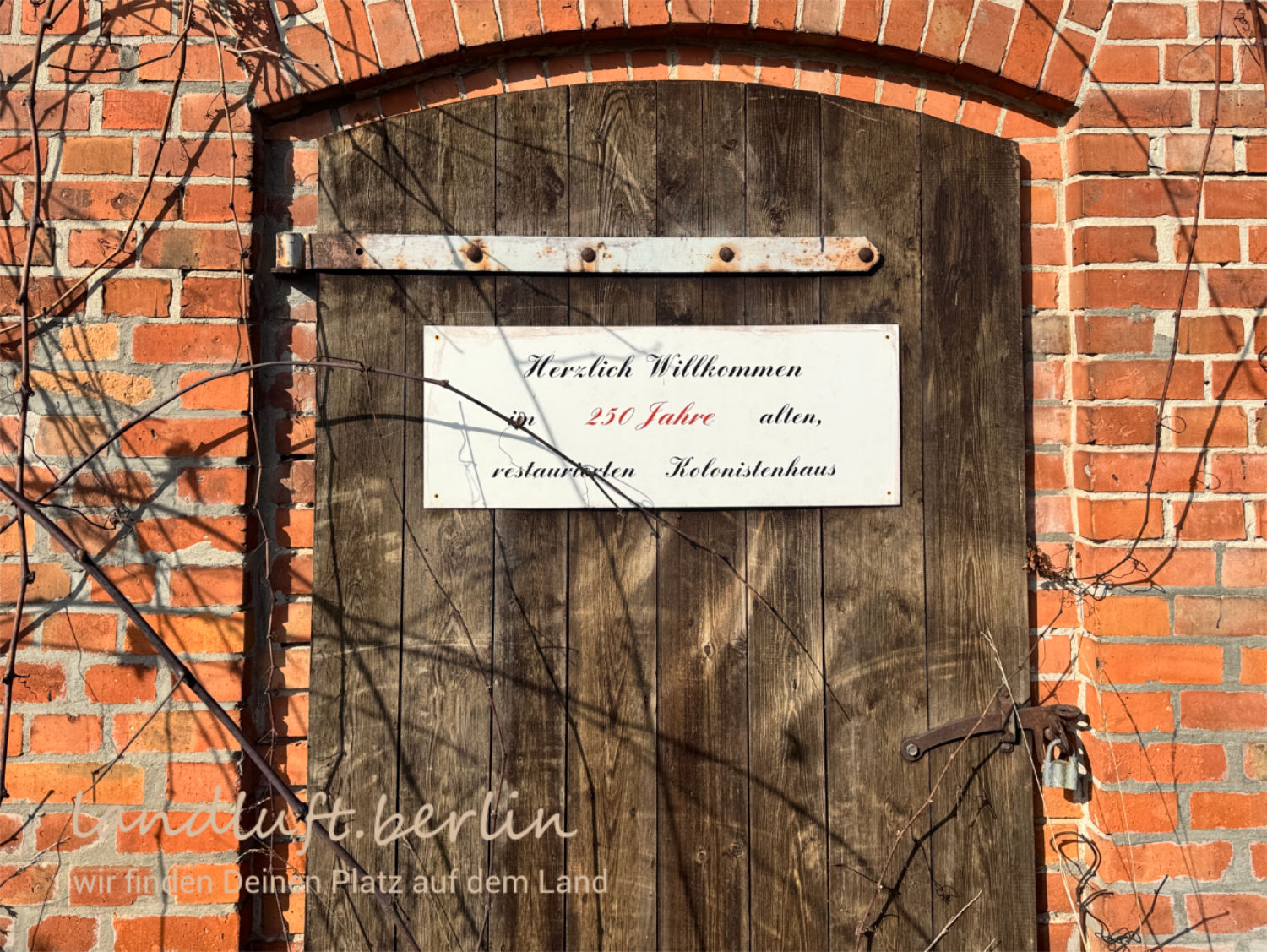 Holztor an der Südostseite der Scheune