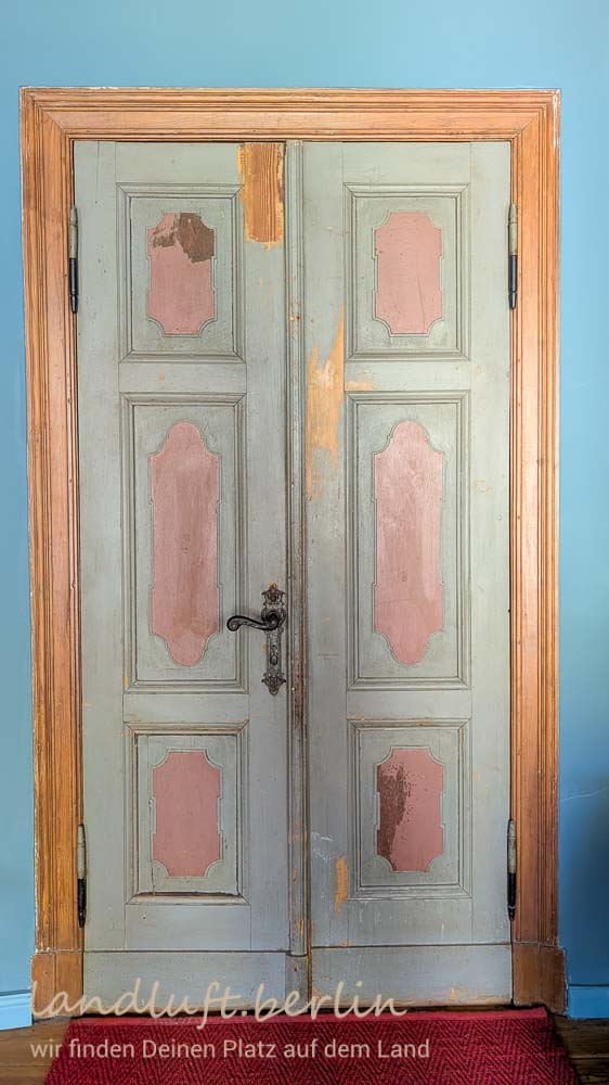 Im Haus sind die schönen originalen Türen durchweg erhalten