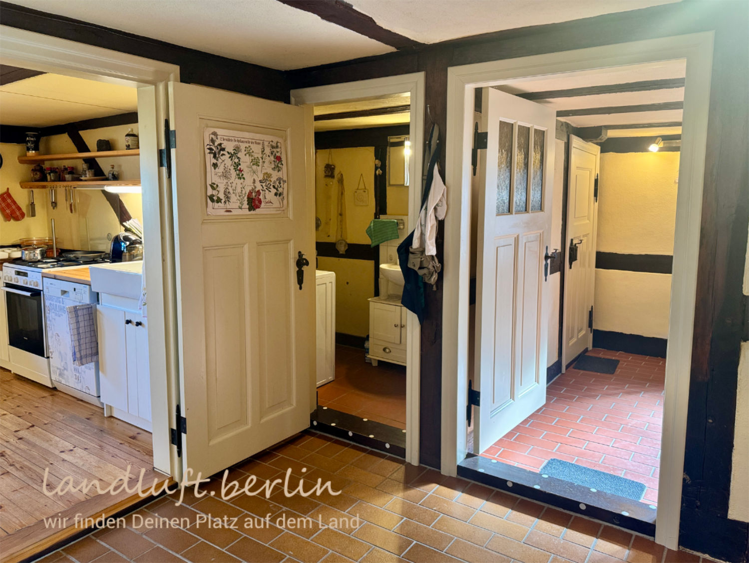 Küche, WC und Eingangsbereich, Blick vom Hausflur