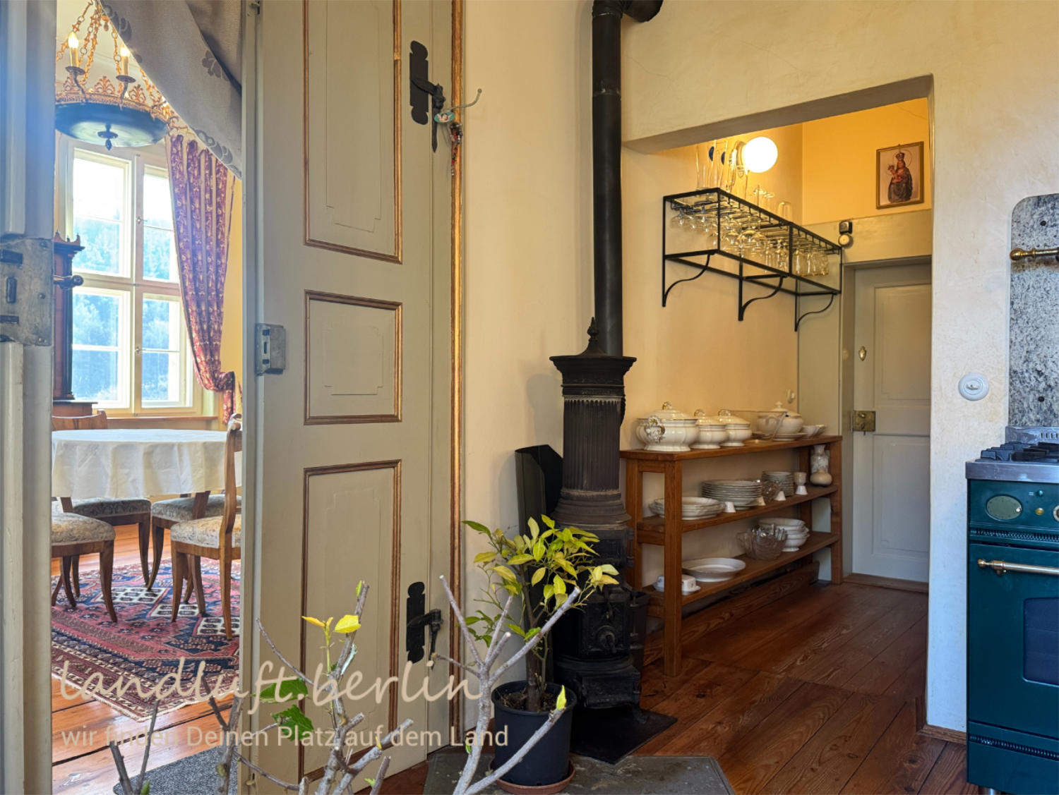 Küche im 1. OG, Blick Richtung Elbzimmer und Durchgang zum Flur