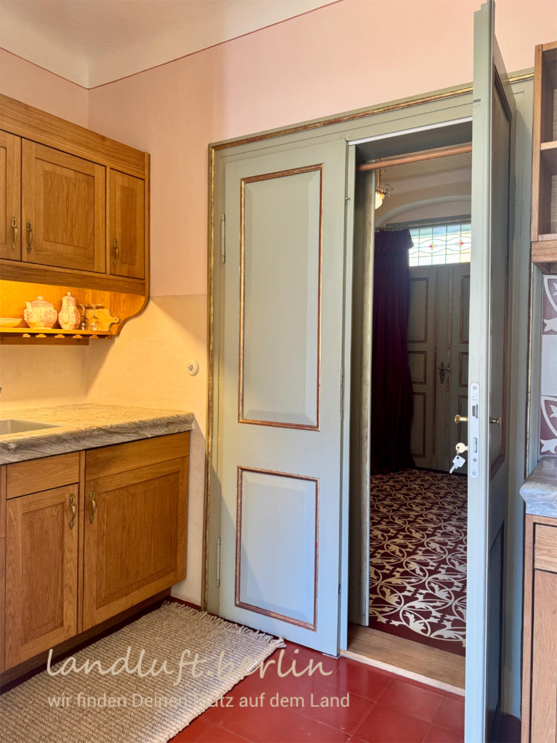 Küche im EG, Blick Richtung Flur und Haupteingang