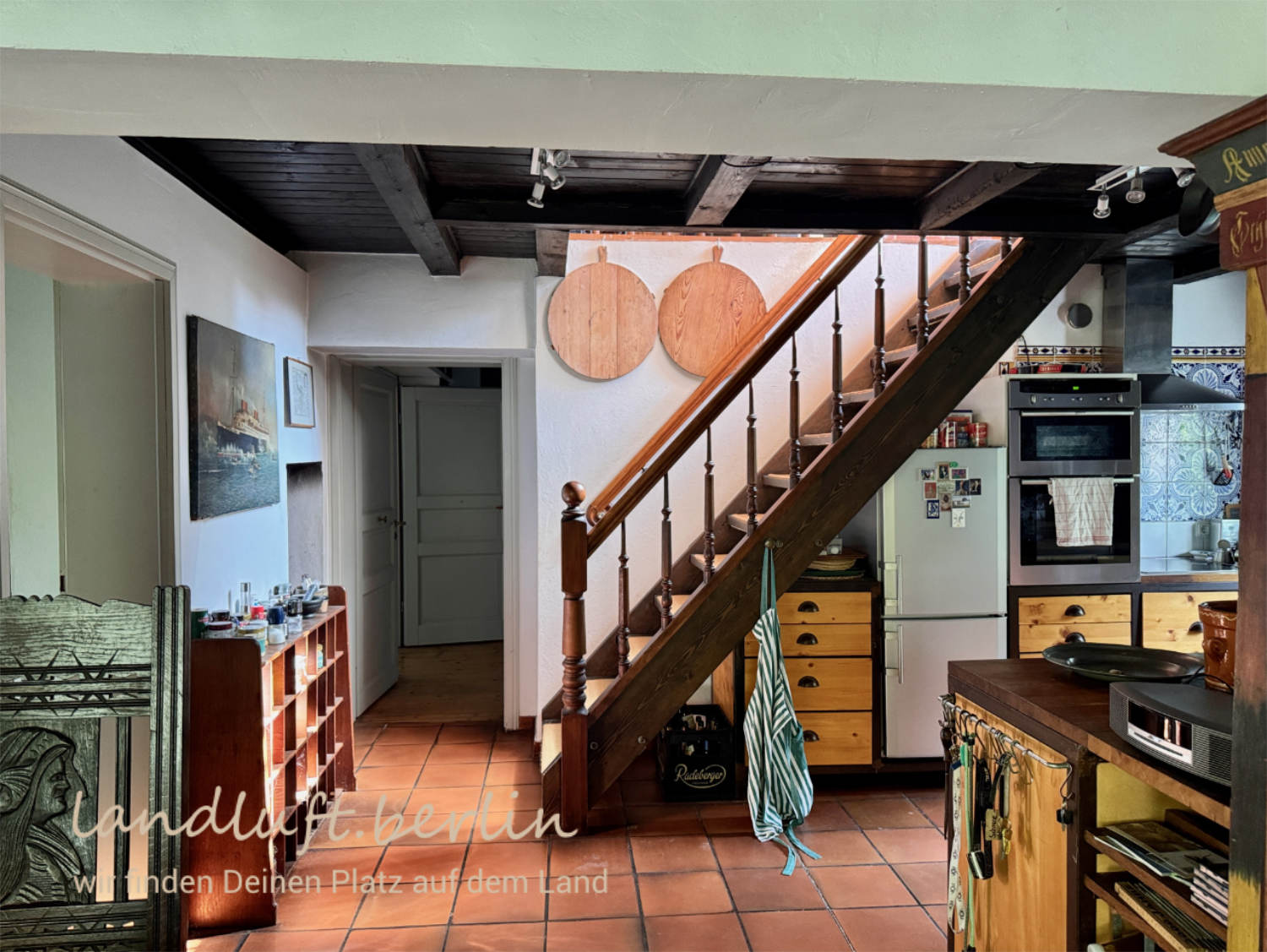 Küche mit Treppe zum ausgebautem Dachgeschoss, Blick vom Eingangsbereich