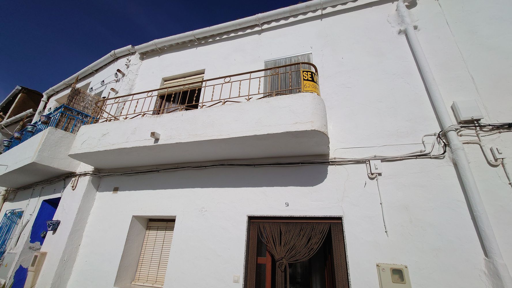 Linke Seite der Fassade mit Eingang