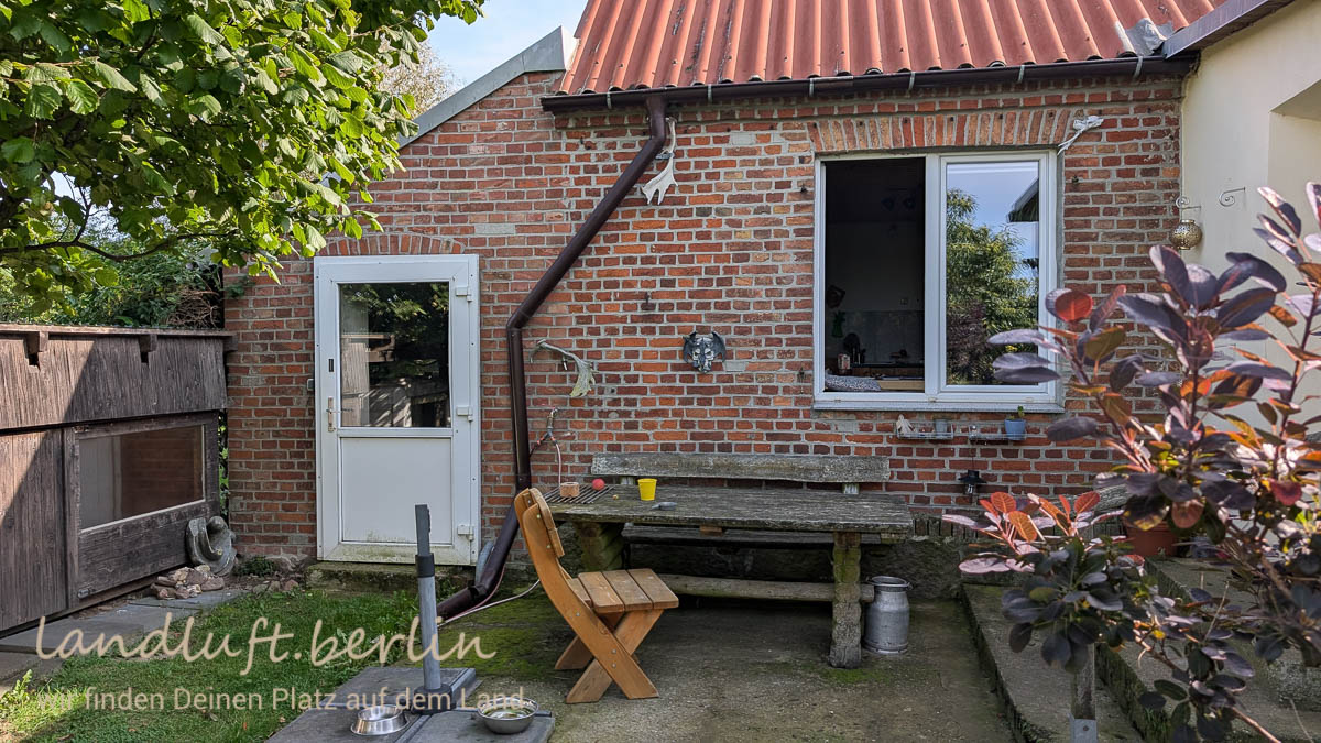 Links im Vorbau der HWR, Küchenfenster in der Mitte, rechts der Hauseingang