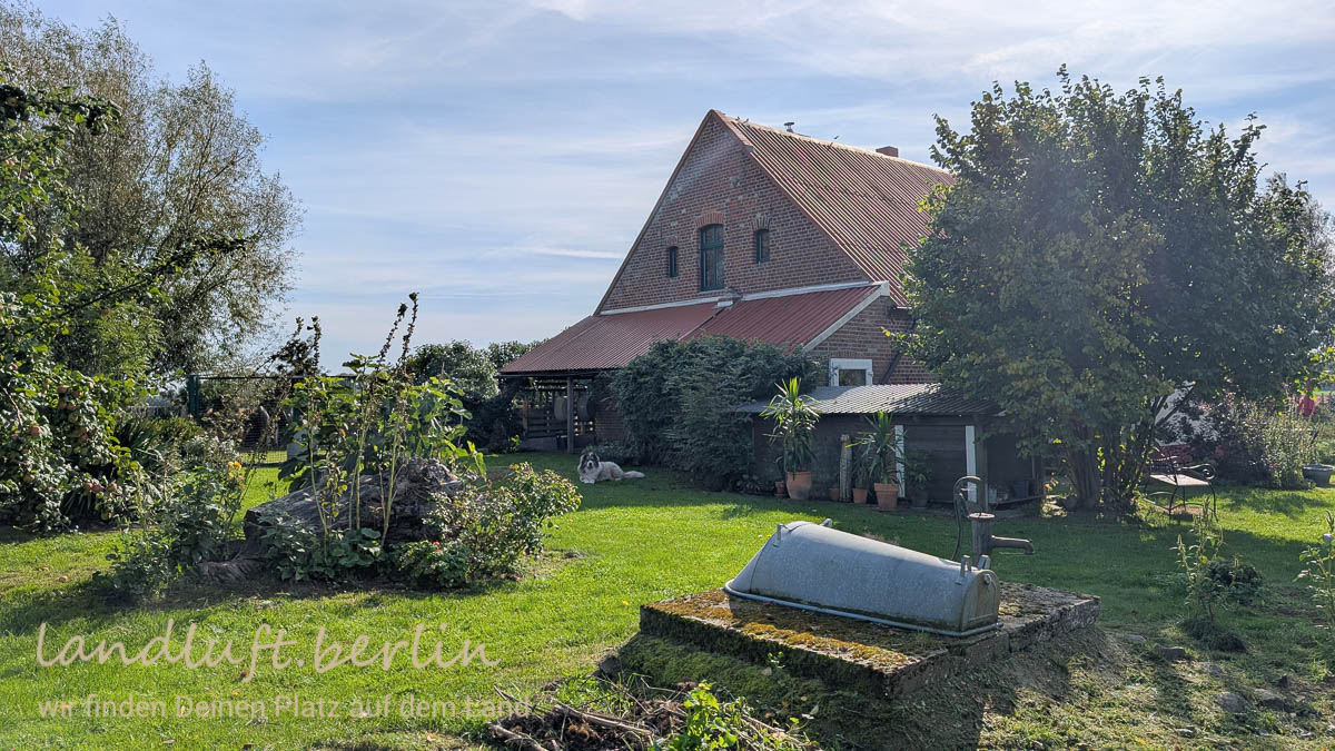 Nordgiebel mit Vorbau, im Vordergrund der Brunnen