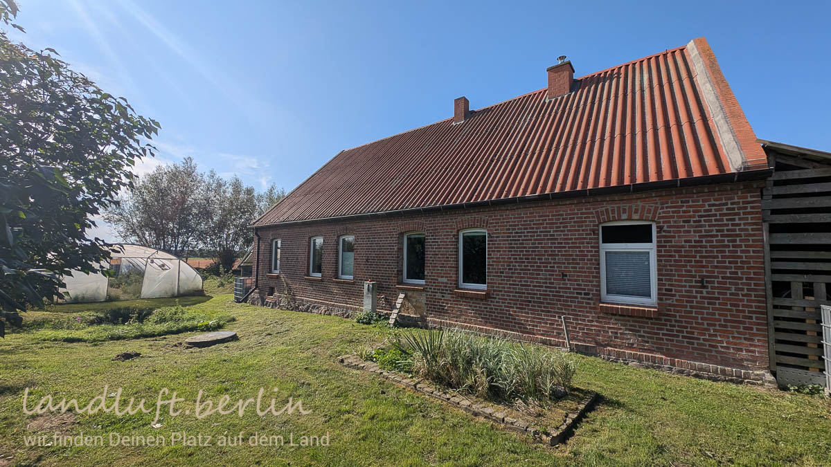 Osttraufe, links das Gewächshaus, davor der kleine Teich und die Kleinkläranlage