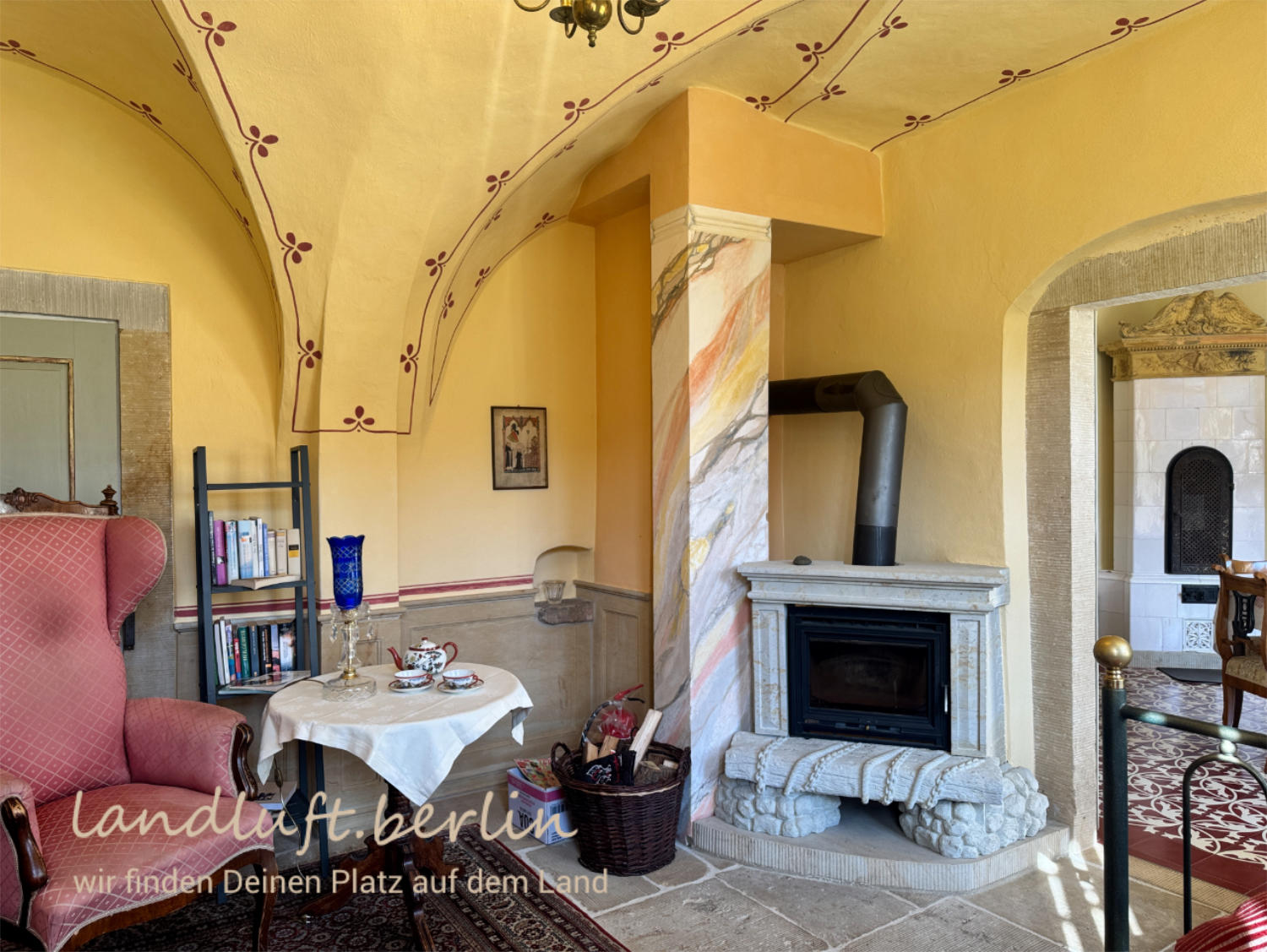 Sandsteinkamin im Erdgeschoss, Tür links im Bild Richtung Frühstücksraum