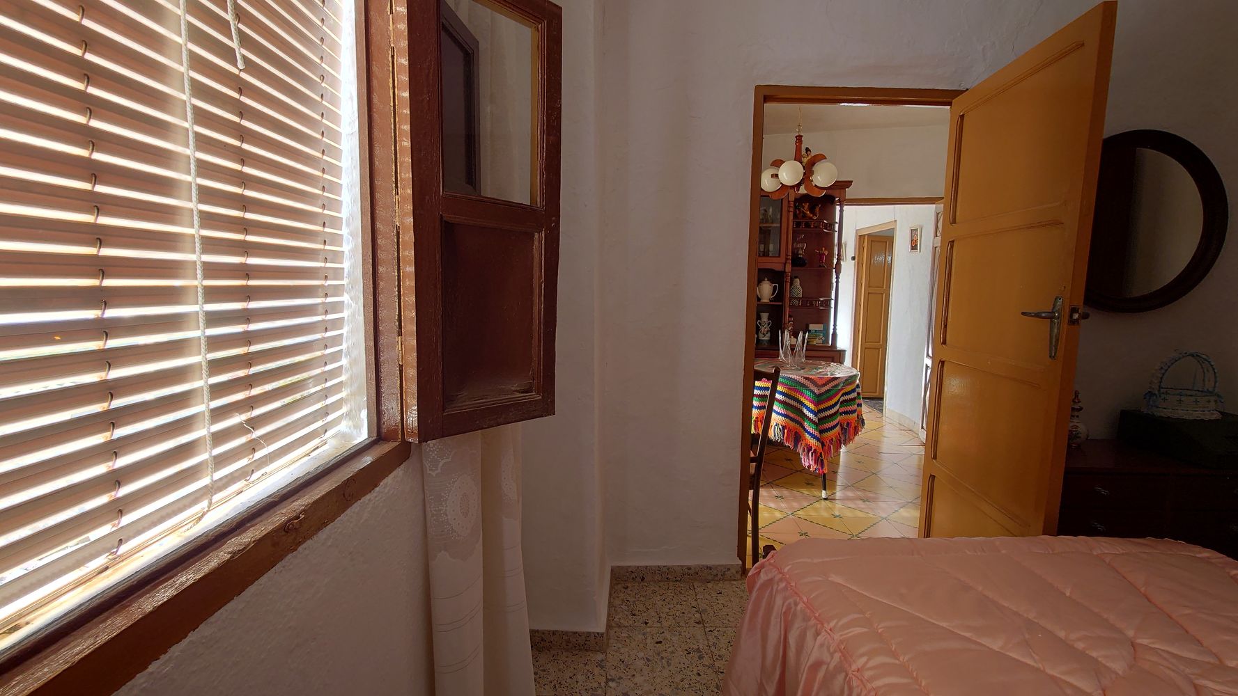 Schlafzimmer 1, dahinter das Esszimmer